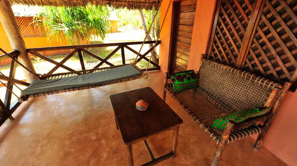 La terrasse de l'un des bungalows au Kichanga Lodge