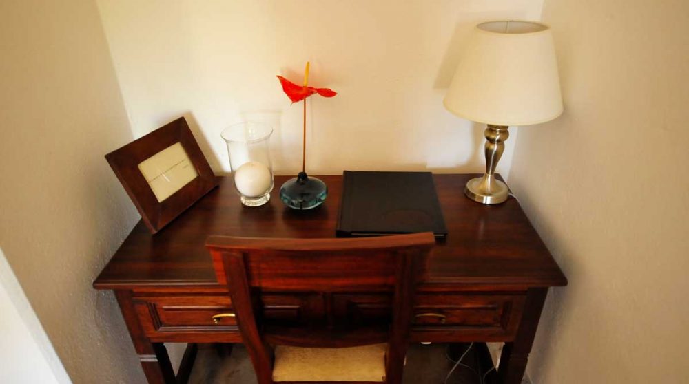Bureau dans la suite du Kisiwa House