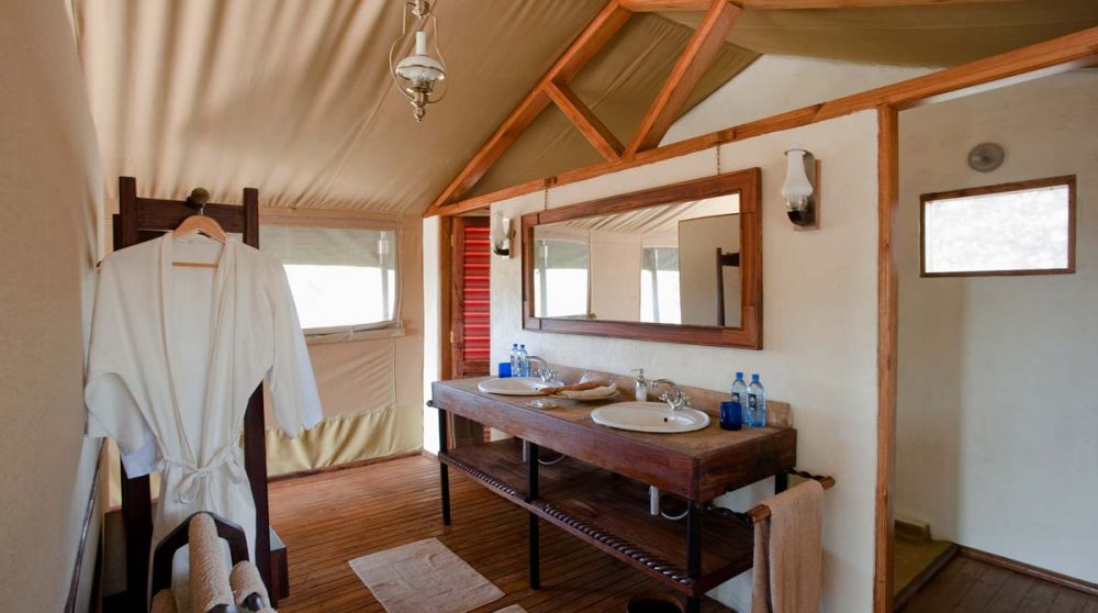 Salle de bains dans une tente du Kusini Camp