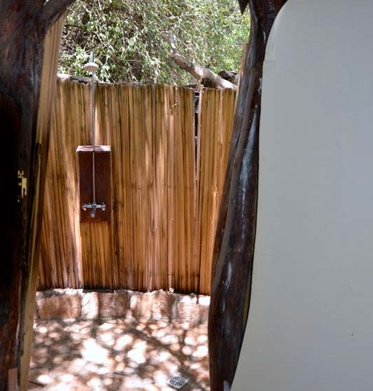 La douche extérieure au Lac Natron Tented Camp