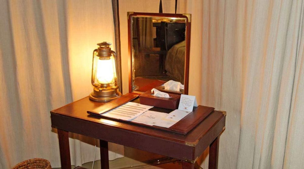 Coiffeuse dans une chambre au Larsens Tented Camp