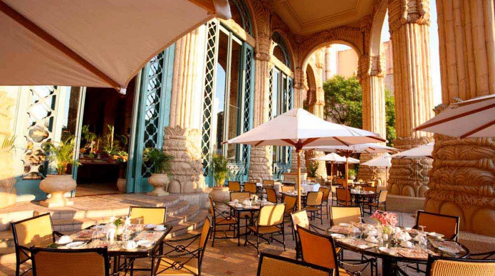 La terrasse avec des parasols au Palace Lost City
