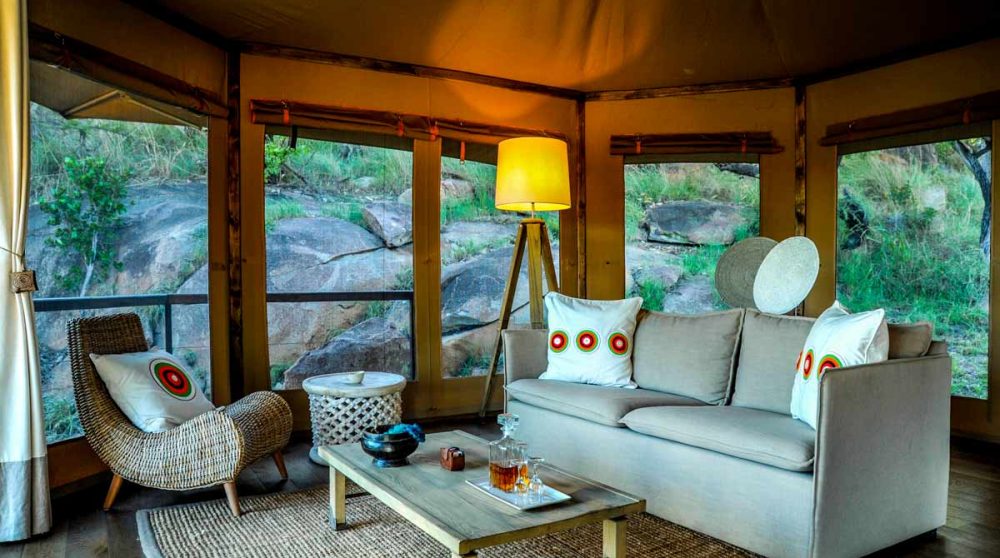 Le salon dans une chambre du Lemala Kuria Hills