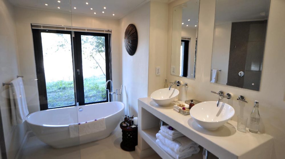 Une salle de bains au Lion Sands River Lodge