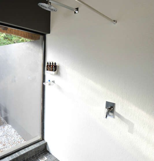 Une douche au Londolozi Granite Suites