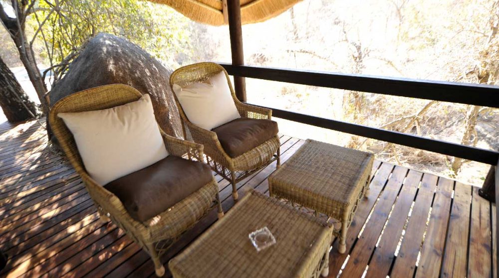 Fauteuils sur une terrasse au Londolozi Tree Camp