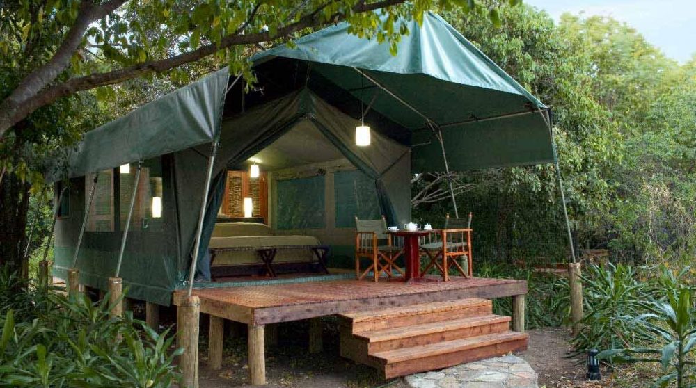 Extérieur d'une tente luxury dans le Masai Mara