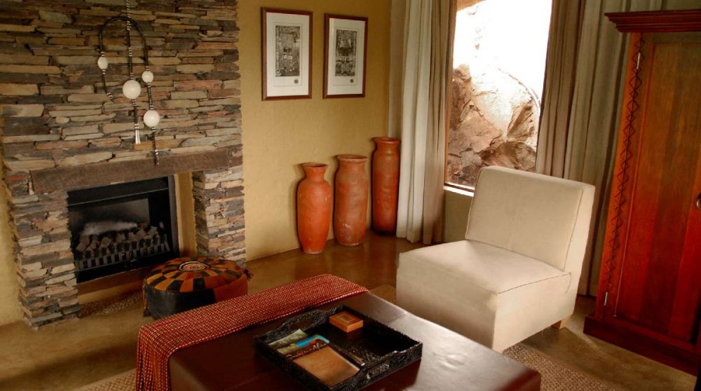Une cheminée dans une suite du Madikwe Hills