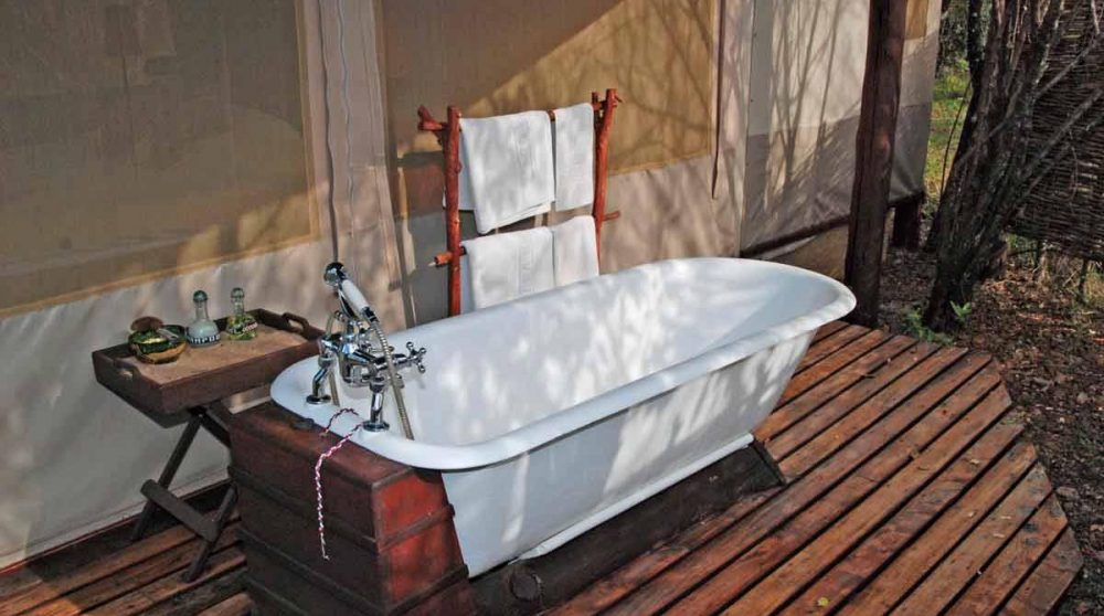 Prendre un bain à l'extérieur au Mara Explorer