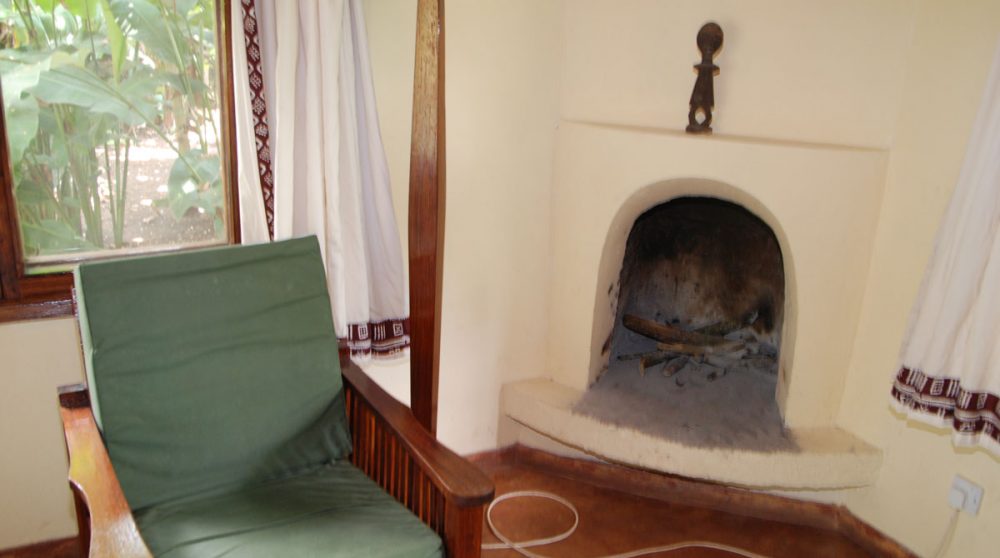 Cheminée dans une chambre du Moivaro Coffeee Lodge