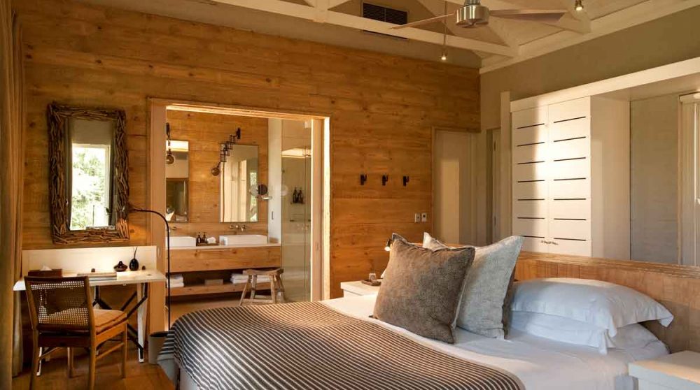 Chambre et salle de bains au Morukuru Farm House