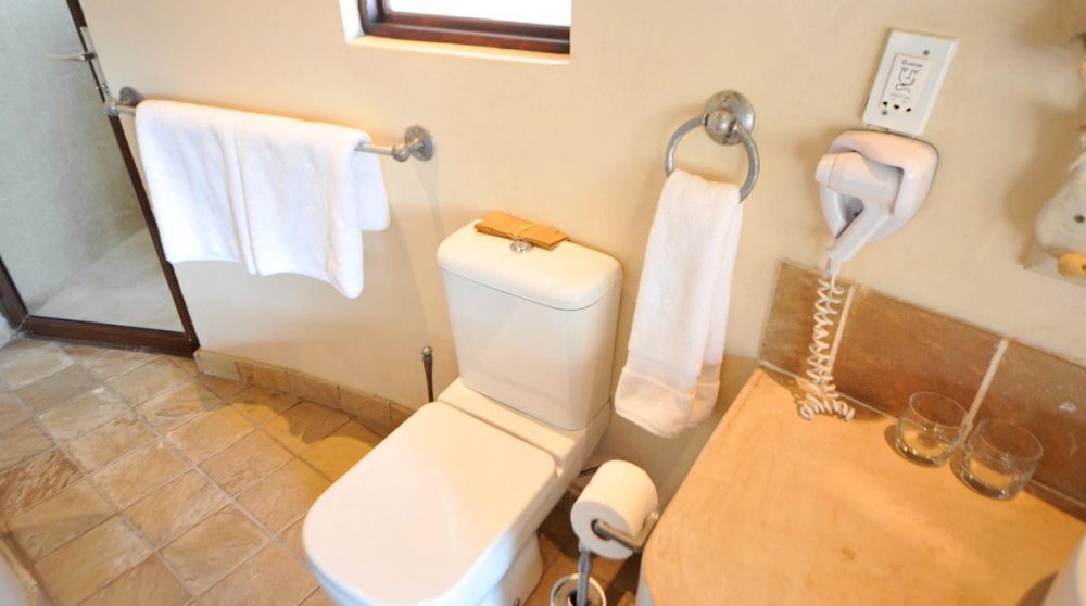 Toilettes dans une salle de bains au Motswari