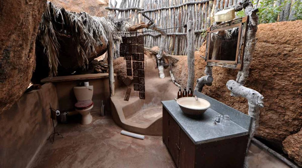 Salle de bains extérieure au Mowani Mountain Camp