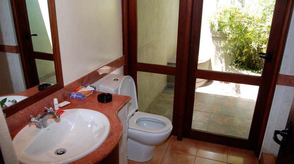 Une salle de bains au Naivasha Simba Lodge
