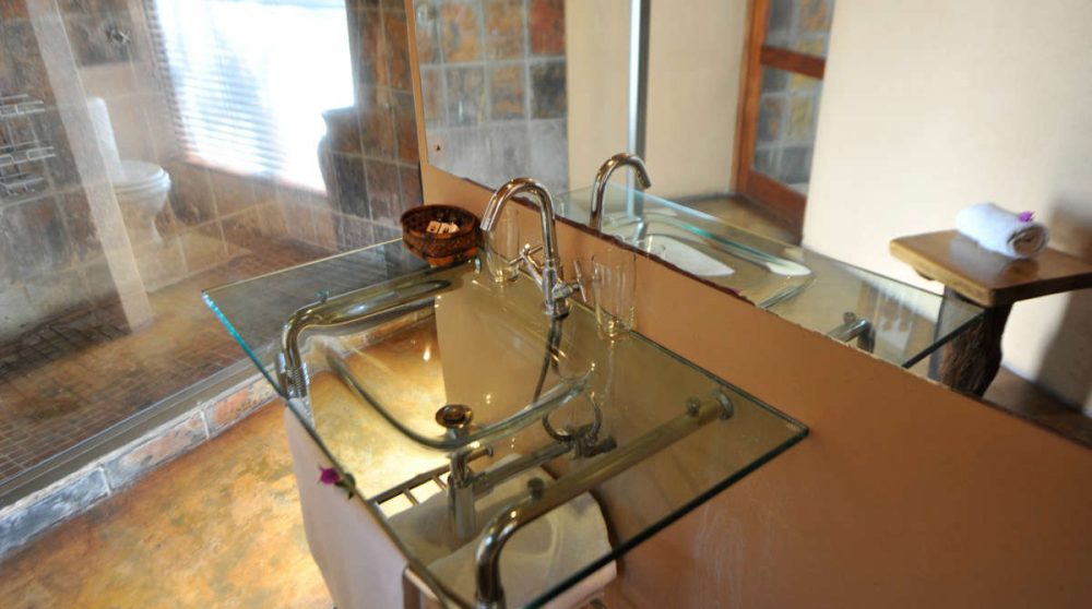 Vue sur la salle de bains d'une chambre du Nkorho Bush Lodge