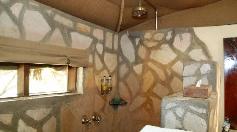 Une douche à l'Olonana