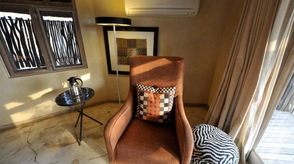 Fauteuil dans une chambre de l'Ongava Lodge
