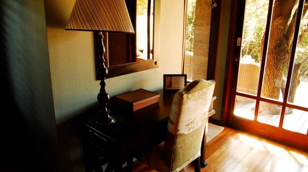 Un bureau dans une chambre du Phinda Vlei Lodge