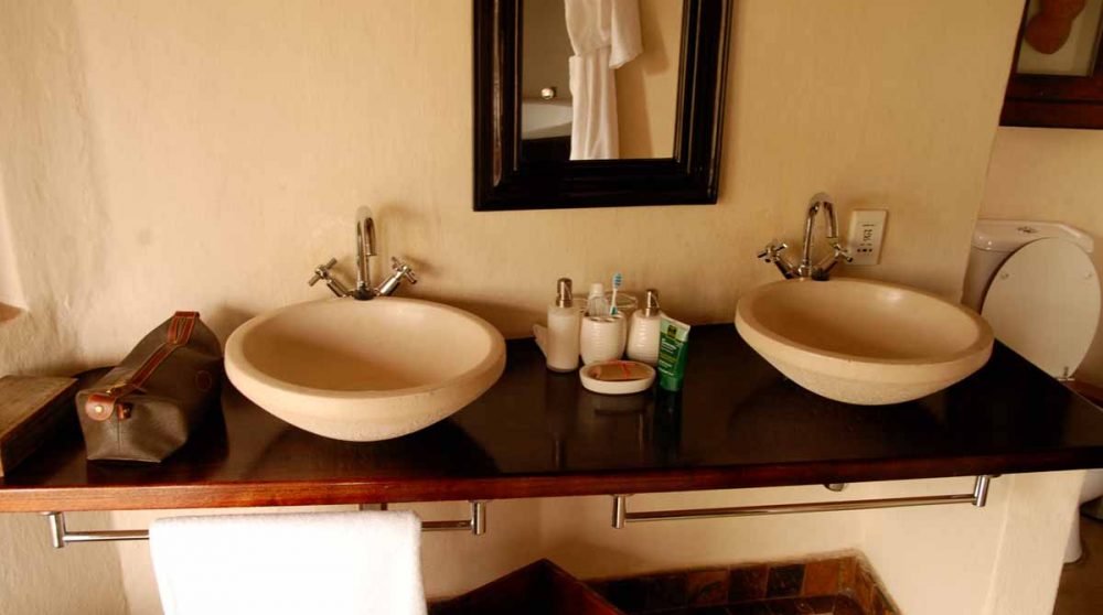 Lavabos dans une salle de bains au Royal Madikwe