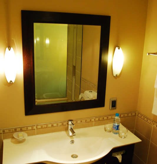 Lavabo dans une salle de bains du Southern Sun