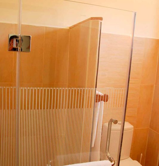 La douche dans une salle de bains du Sultan Sands