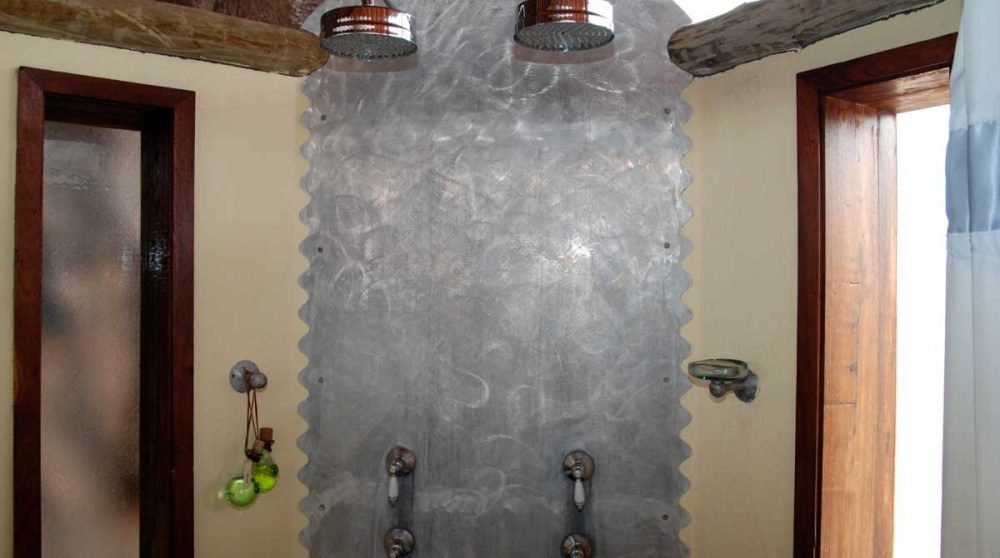 Douche dans une salle de bains au Tarangire Treetops