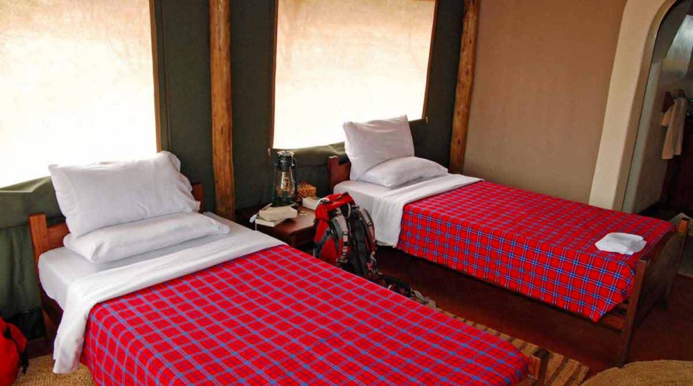 Intérieur d'une tente double du Kirurumu Tented Lodge
