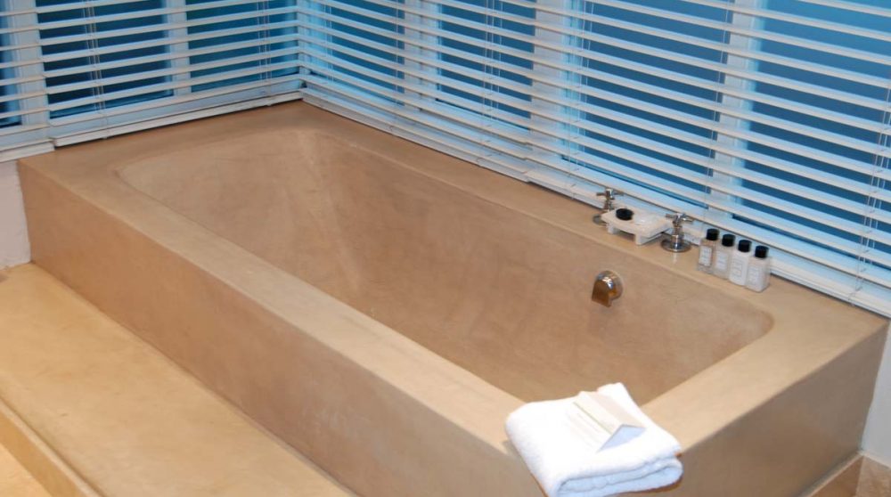 Baignoire dans une chambre standard au Cape Cadogan
