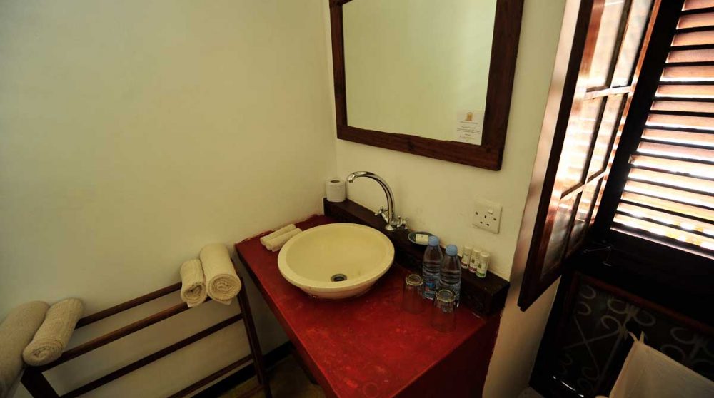 Lavabo dans une salle de bains du Swahili House