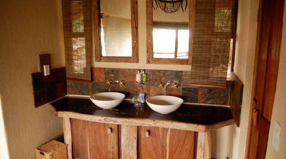 Lavabos dans une salle de bains au Tuningi Safari Lodge