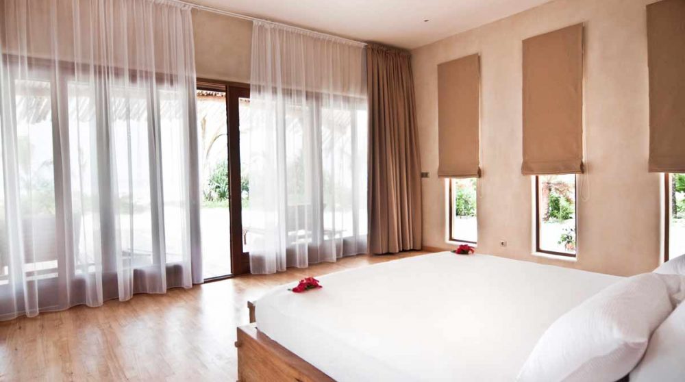 Le lit dans une chambre du White Sand Luxury Villas