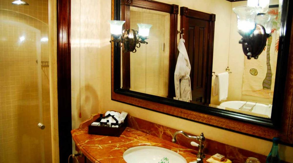 Salle de bains d'une chambre au Zimbali Lodge