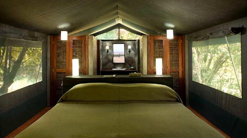 Grand lit dans une tente luxury