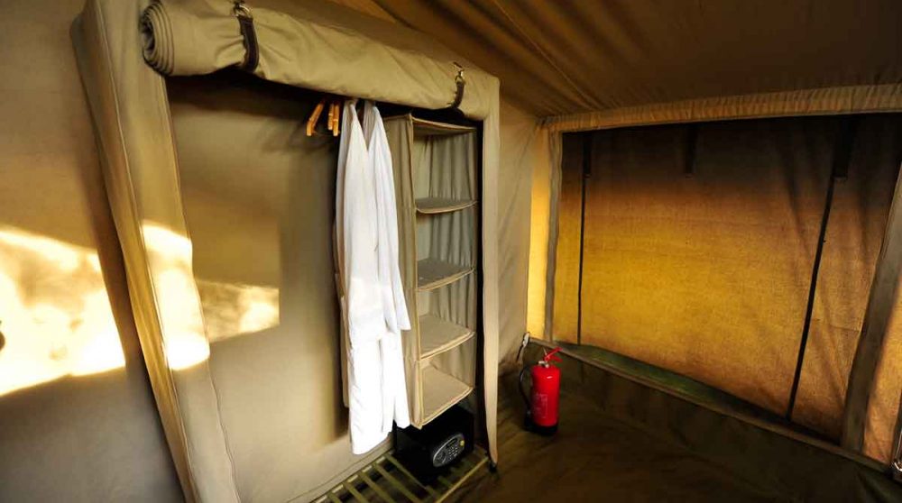 Rangement dans une tente en Tanzanie