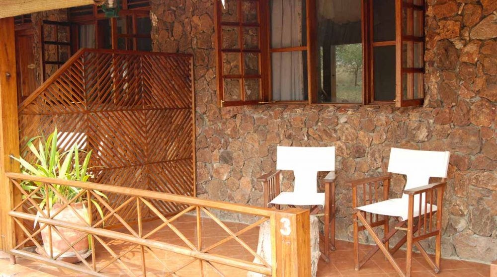Terrasse devant une chambre dans le parc du Serengeti