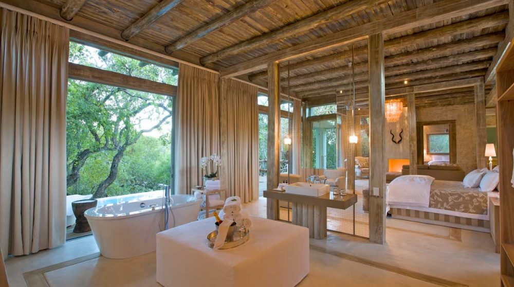 Chambre avec sa salle de bains près du Game Reserve