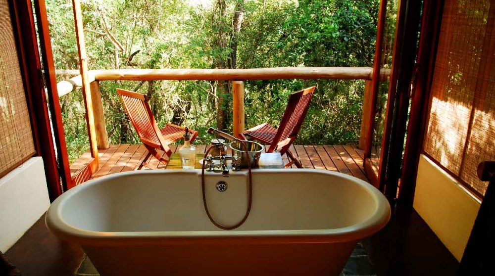 La baignoire dans un chalet Honeymoon en Afrique du Sud