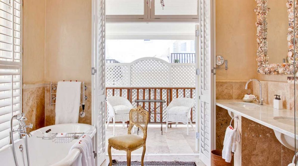 La salle de bains avec un balcon en Afrique du Sud