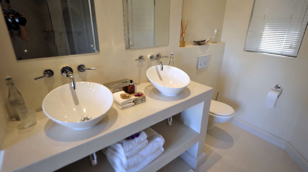 Vasques et toilette d'une salle de bains du lodge en Afrique du Sud