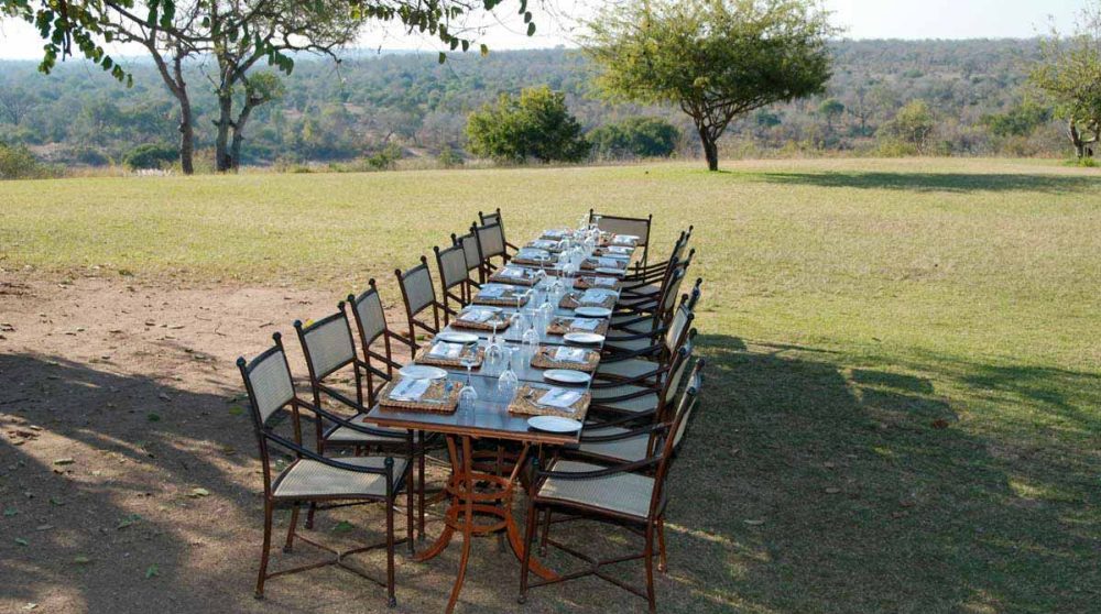 Table dans le jardin à Sabi Sand
