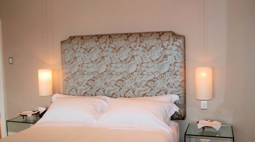 Lit dans une chambre de l'hôtel