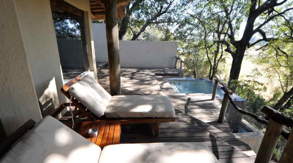 Chaises longues au bord d'une piscine en Afrique du Sud