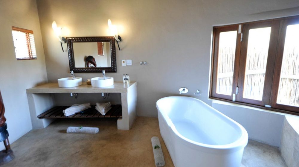 Baignoire dans une salle de bains à Timbavati