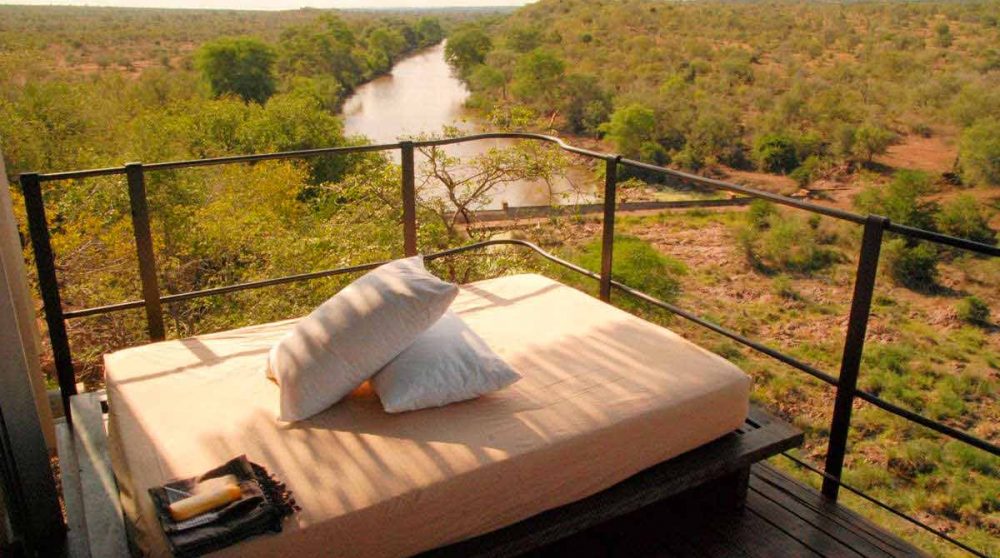 Une banquette sur un balcon d'une suite en Afrique du Sud