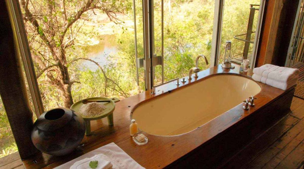 La baignoire dans la salle de bains