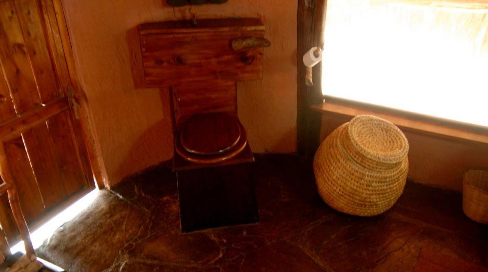 Les toilettes dans une chambre du camp au Kenya