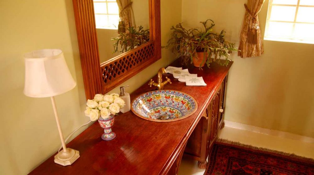 Décoration et lavabo au Kenya