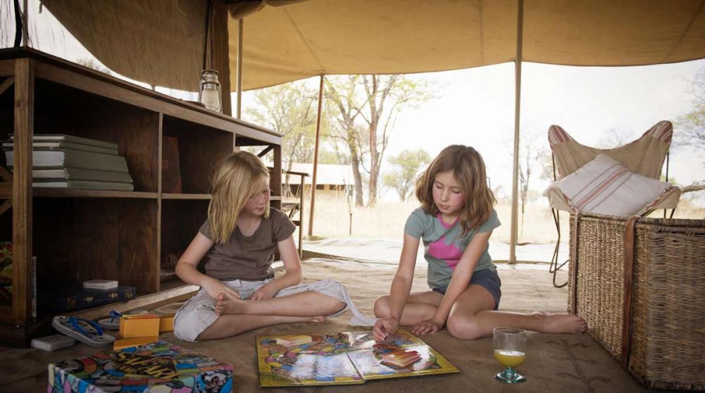 Moment de détante dans la tente familiale