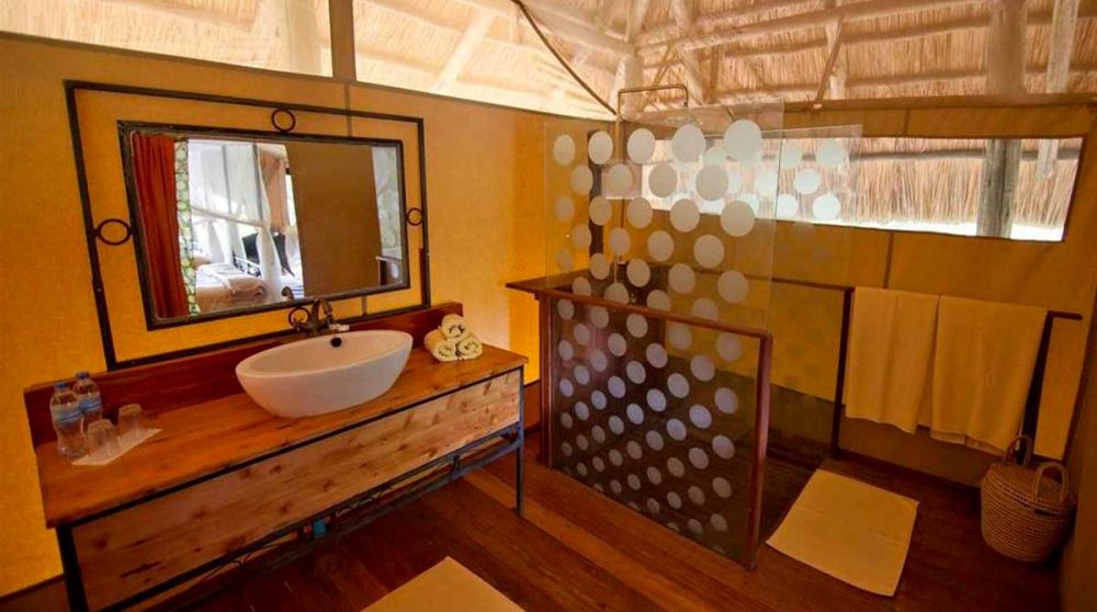 La salle de bains d'une tente deluxe dans le Tarangire