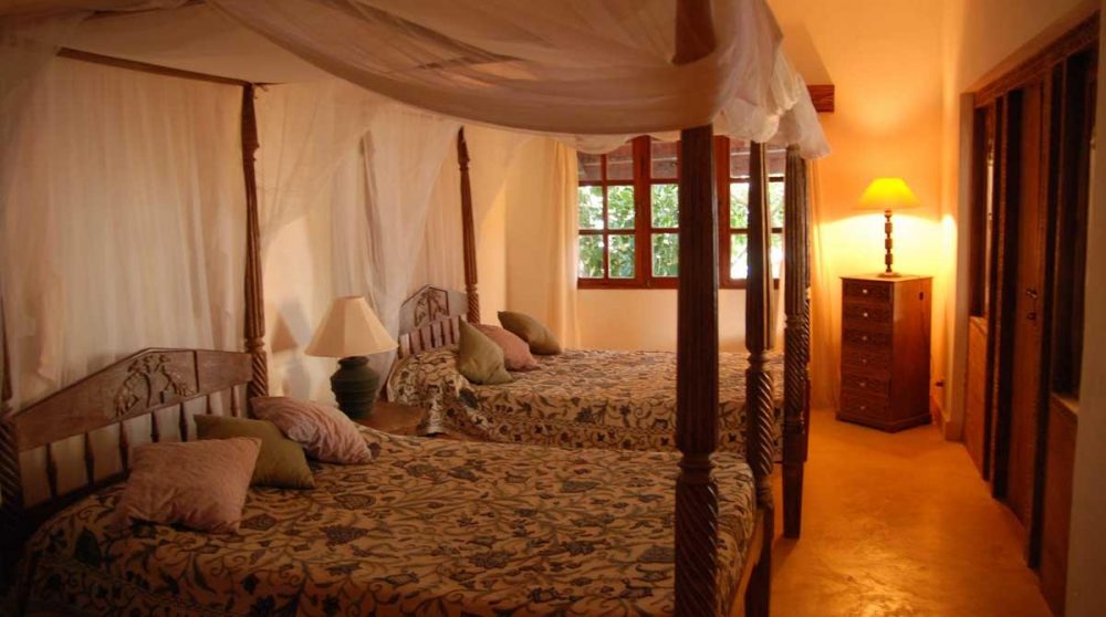 Une chambre avec deux lits à l'hôtel au Kenya